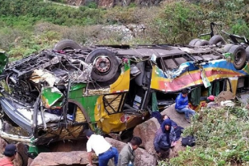  على مسافة 400 متر… سقوط حافلة في هاوية ببوليفيا