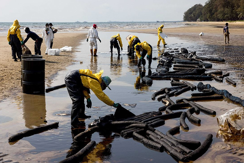  التايلاند : إعلان أحد الشواطئ منطقة منكوبة جراء تسرب نفطي