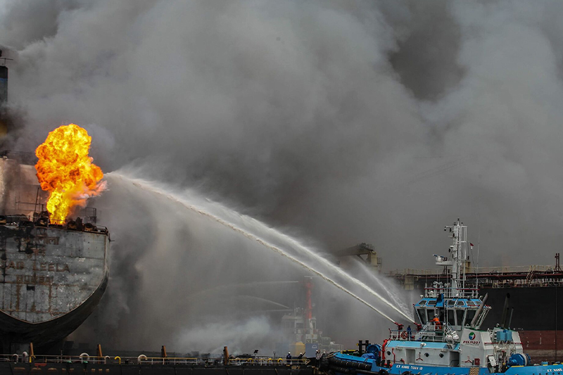  اليونان : اندلاع حريق في سفينة تحمل مئات الركاب