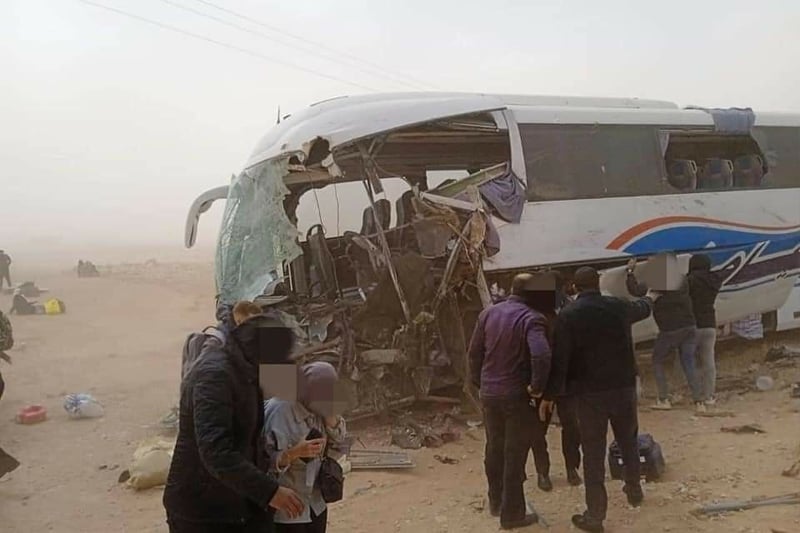  مصرع شخصين وإصابة آخرين في حادثة اصطدام شاحنة بحافلة لنقل المسافرين بطرفاية