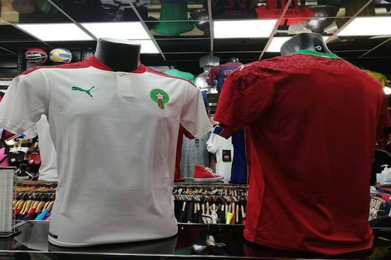 مباراة المغرب و الكونغو : إقبال كبير على شراء أقمصة المنتخب الوطني