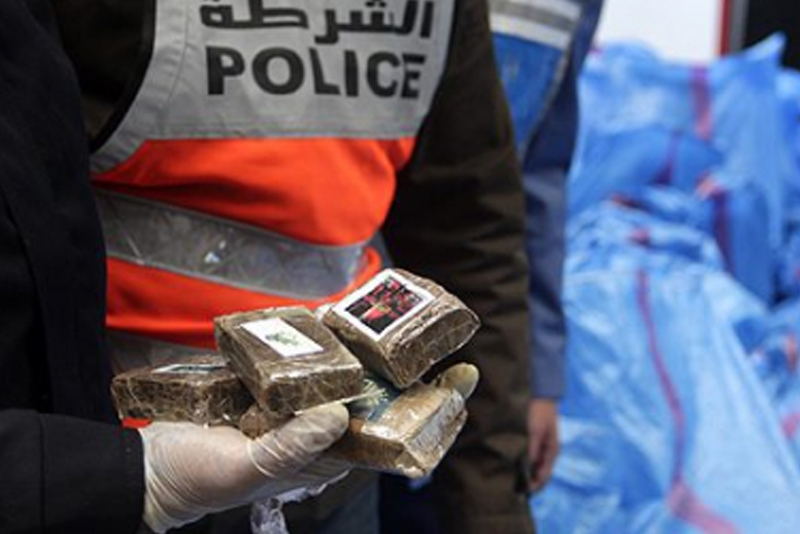  الجمارك المغربية : حجز كمية كبيرة من السجائر ومادة المعسل ومخدر الشيرا بطنجة