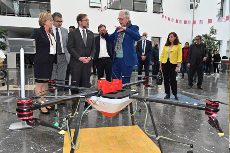  السفارة الأمريكية بالمغرب تقدم روبوت Mars Rover للجامعة الدولية بالرباط