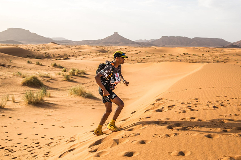  المغربي محمد المرابطي يفوز بالمرحلة الثانية من ماراطون الرمال
