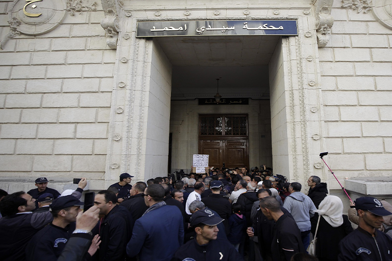  الحكم بالسجن النافذ على وزراء سابقين بالجزائر