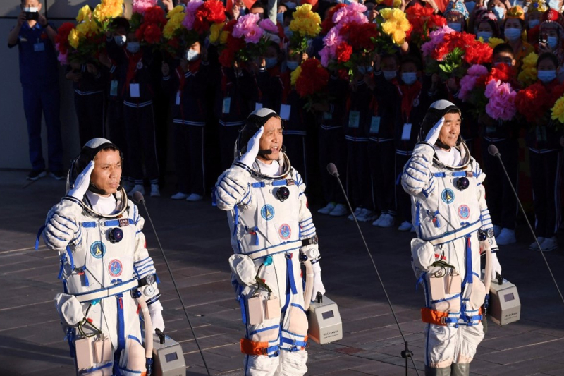 رواد فضاء صينيون يعودون إلى الأرض بعد ستة أشهر في