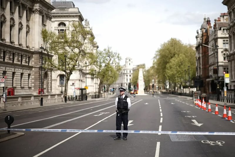  رجل يهاجم شرطيين بسكين قرب مقر جونسون بقلب لندن