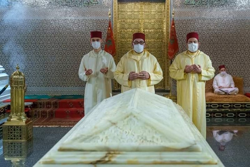  أمير المؤمنين صاحب الجلالة الملك محمد السادس يترحم على روح جلالة المغفور له الملك محمد الخامس