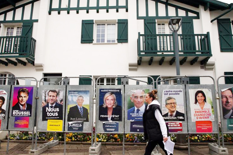  إيمانويل ماكرون يواجه منافسة شرسة في انتخابات الرئاسة الفرنسية اليوم