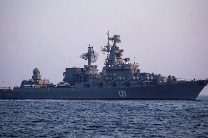  تركيا تجلي أشخاصا من سفينة موسكفا الحربية الروسية في البحر الأسود