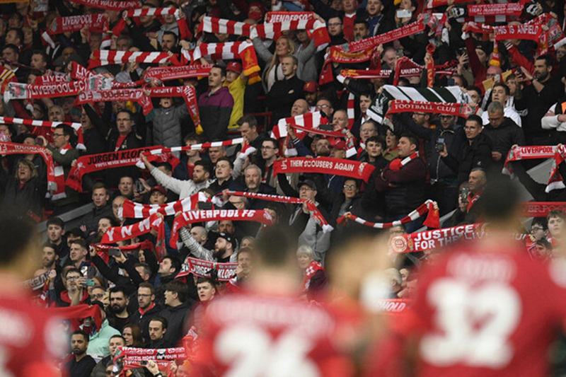  الجمهور يتضامن مع رونالدو في مباراة ليفربول ومانشستر يونايتد