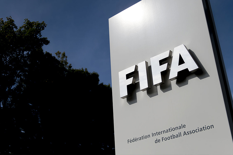 الفيفا تعلن تعليق عضوية الهيئة المسيرة لمجال كرة القدم في