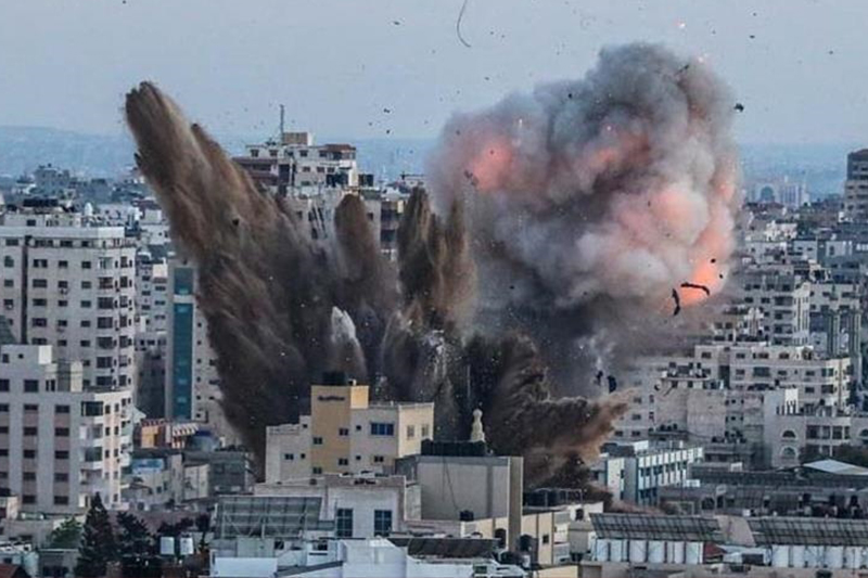  الطيران الإسرائيلي يقصف مستودعا للأسلحة جنوب غزة
