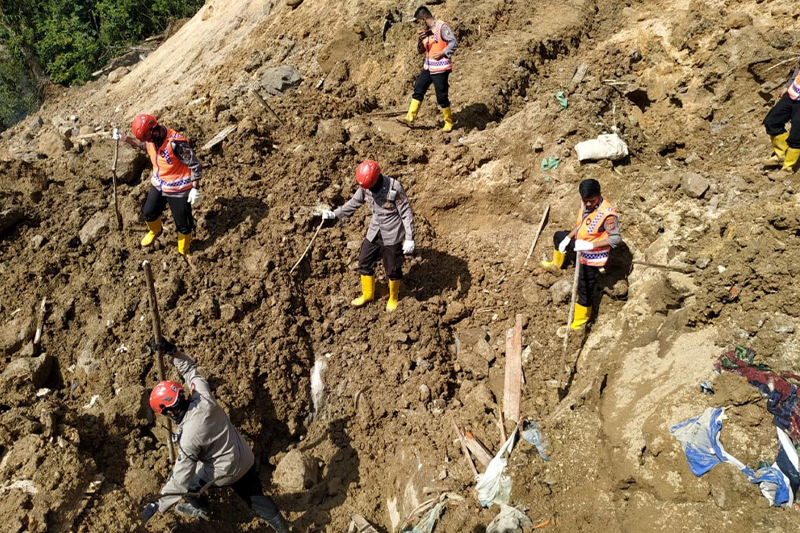 انهيار منجم ذهب بإندونيسيا يودي بحياة 12 عاملة