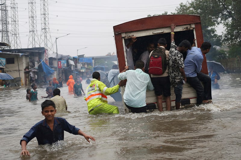 مصرع عشرة أشخاص في فيضانات وانزلاقات للتربة بالهند