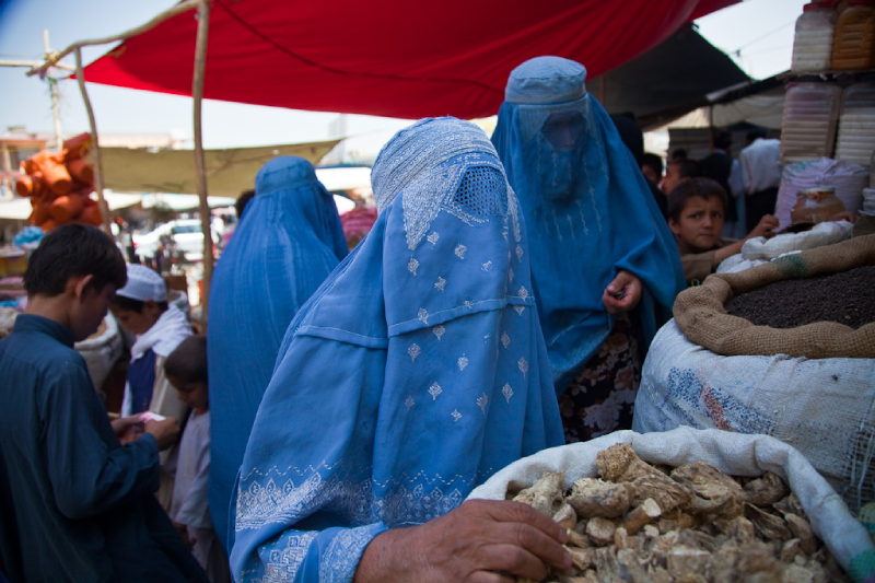  حركة طالبان تأمر النساء بارتداء البرقع في الأماكن العامة