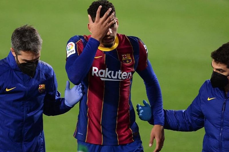  إصابة رونالد أراوخو مدافع نادي برشلونة بارتجاج في المخ