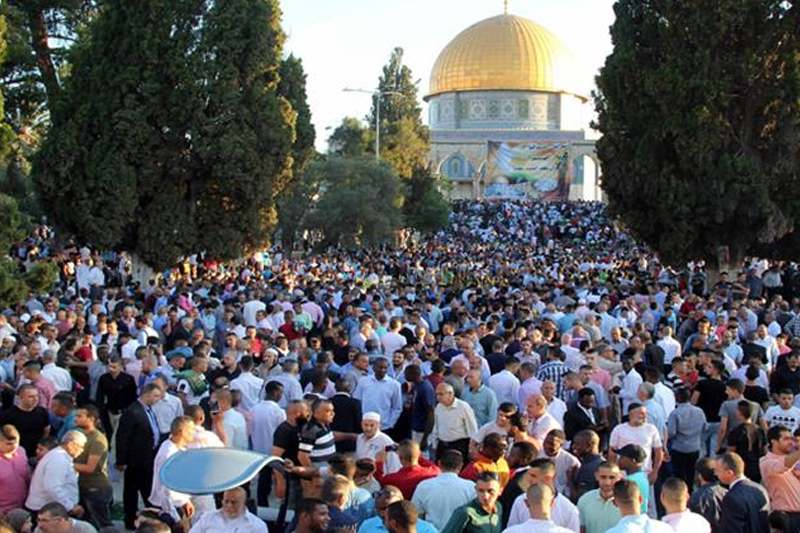  أزيد من 200 ألف فلسطيني يؤدون صلاة عيد الفطر بالمسجد الأقصى