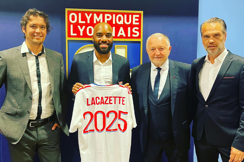 نادي ليون الفرنسي يعلن عودة المهاجم ألكسندر لاكازيت إلى صفوفه