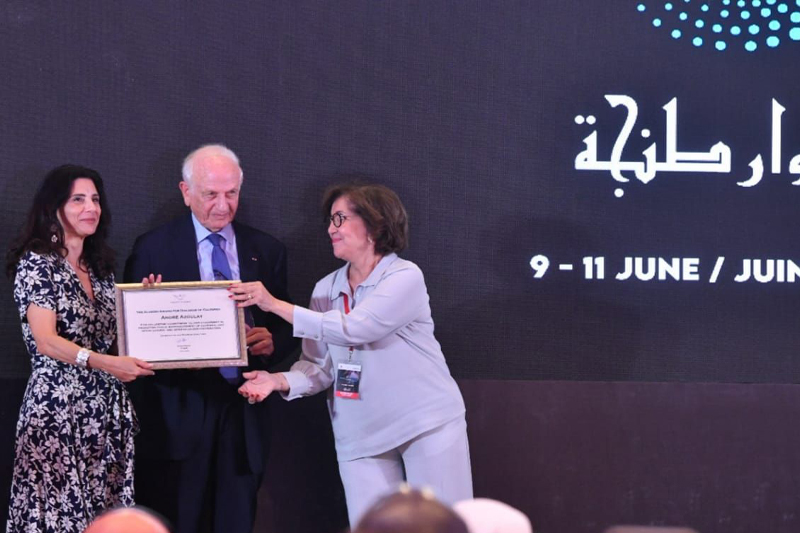 حوار طنجة 2022 :السيد أندري أزولاي يتسلم بطنجة جائزة مرموقة نظير جهوده في حوار الثقافات