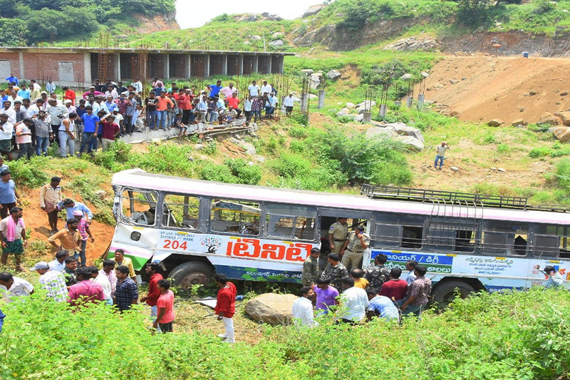 مصرع 22 شخصا وإصابة آخرين إثر سقوط حافلة شمال الهند
