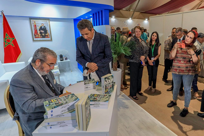 المعرض الدولي للنشر والكتاب 2022 : السيد خليل الهاشمي يشرف على حفل توقيع كتاب حقبة من تاريخ المغرب 1959-2020