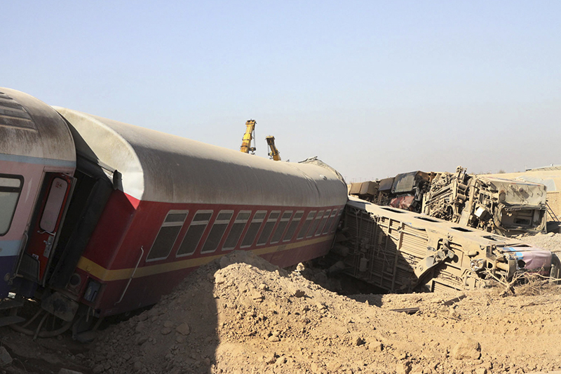 مصرع 17 شخصا إثر انحراف قطار عن سكته في إيران