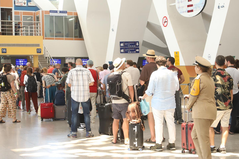  مرحبا 2022 : مطار فاس سايس يستقبل المغاربة القادمين من فرنسا وإسبانيا