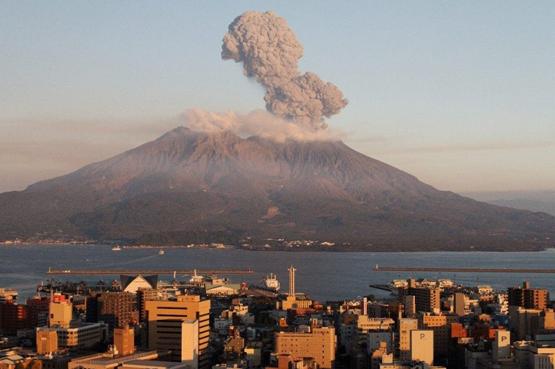  اليابان تدعو السكان إلى إخلاء منازلهم على إثر ثوران بركان على جزيرة كيوشو