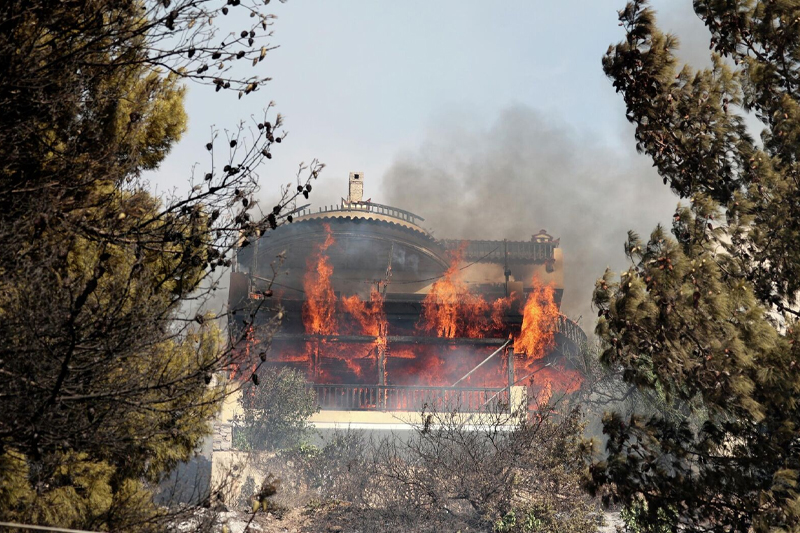  حرائق الغابات في فرنسا : النيران تلتهم آلاف الهكتارات وإجلاء أكثر من 15000 شخص