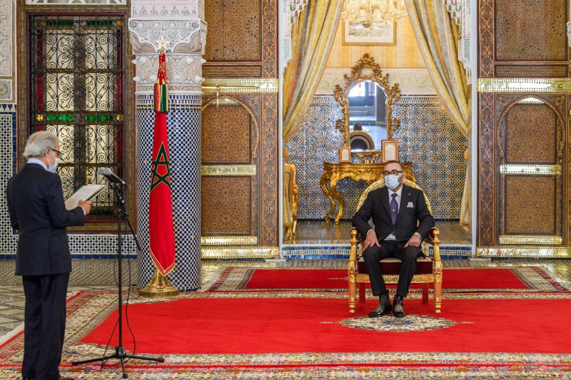  جلالة الملك محمد السادس يستقبل والي بنك المغرب