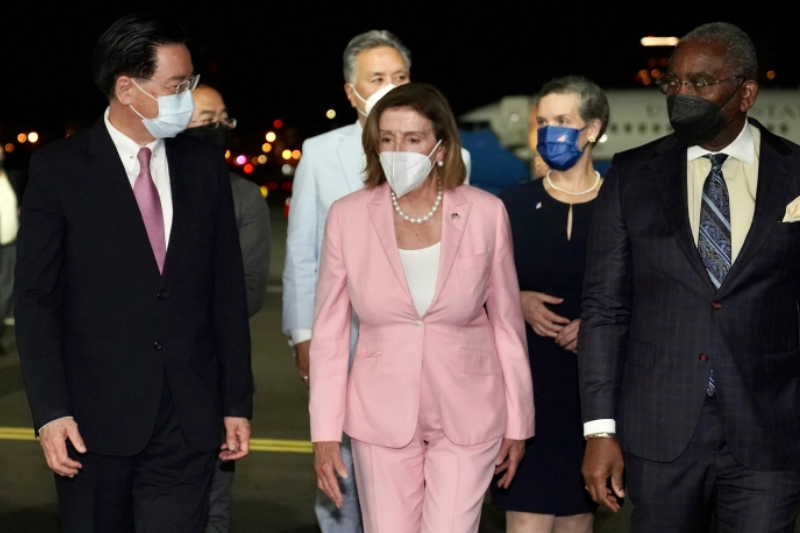  رئيسة مجلس النواب الأميركي نانسي بيلوسي تتحدى تهديدات الصين وتصل إلى تايوان
