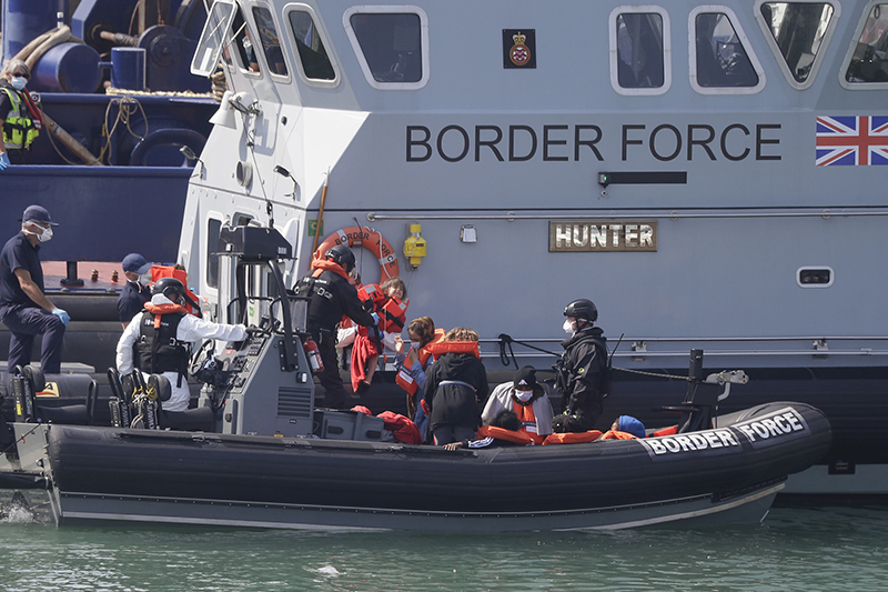 الحكومة البريطانية تعلن عبور 700 مهاجراً وطالباً للجوء عبر بحر المانش