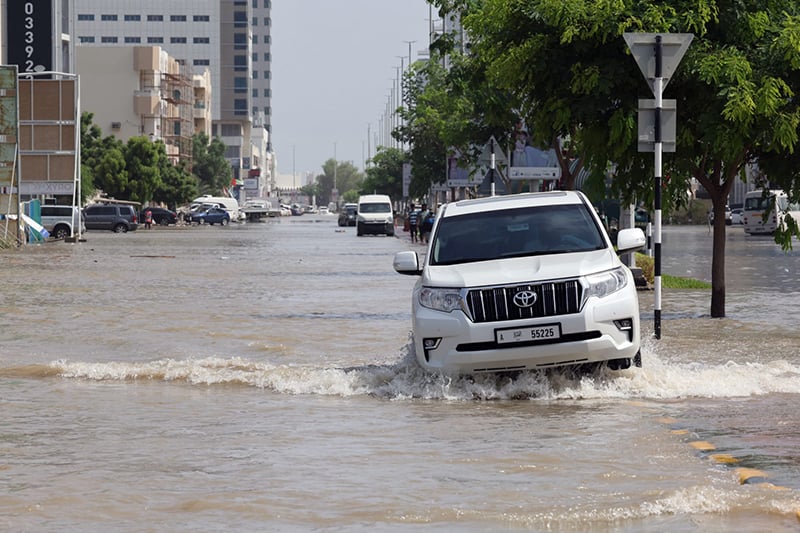 الإمارات : ست وفيات جراء السيول والفيضانات