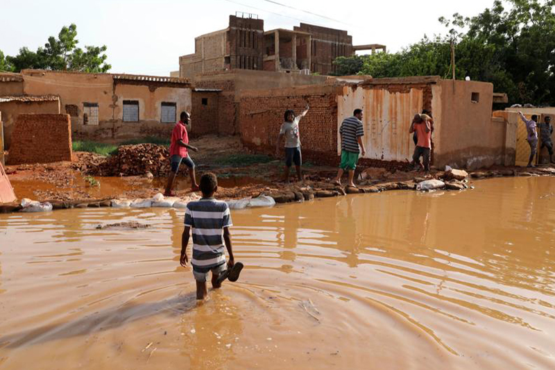 فيضانات السودان .. خادم الحرمين الشريفين يأمر بتسيير جسر جوي عاجل