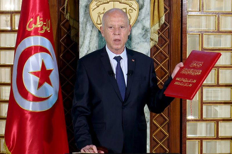  الرئيس التونسي يضع ختمه على الدستور الجديد للبلاد