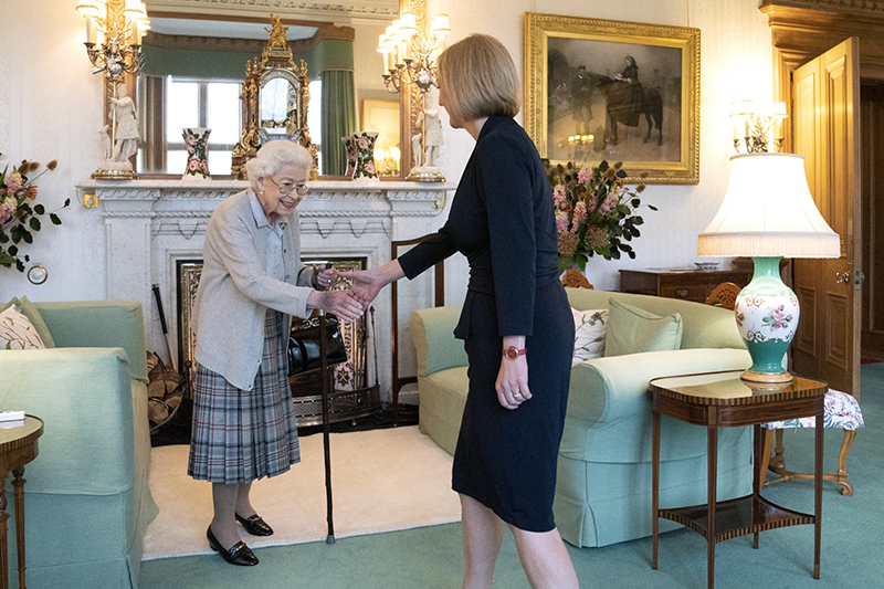  بريطانيا : الملكة إليزابيث الثانية تستقبل الرئيسة الجديدة للحكومة البريطانية