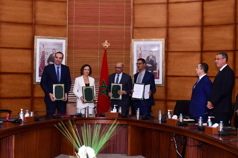 السيدة فاطمة الزهراء عمور توقع اتفاقية شراكة لإدماج الصناع التقليديين
