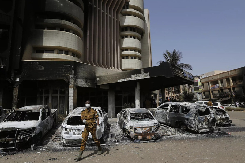  مصرع 35 مدنياً وإصابة 37 آخرين في انفجار عبوة ناسفة شمال بوركينا فاسو