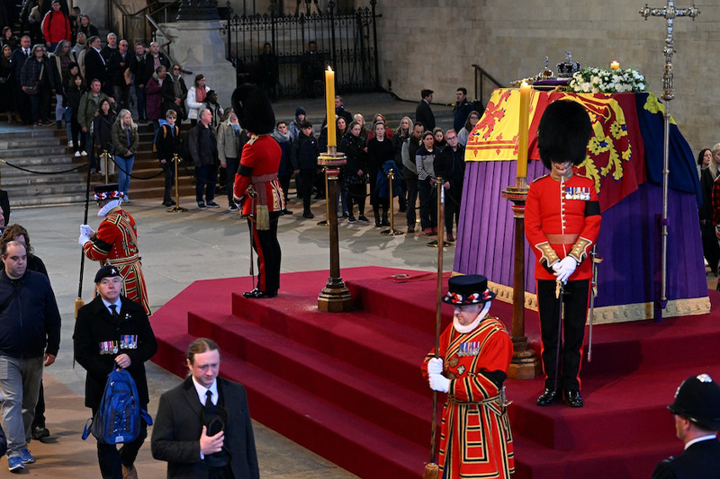 حشود كبيرة تجتمع بلندن لحضور الجنازة الرسمية للملكة إليزابيث الثانية