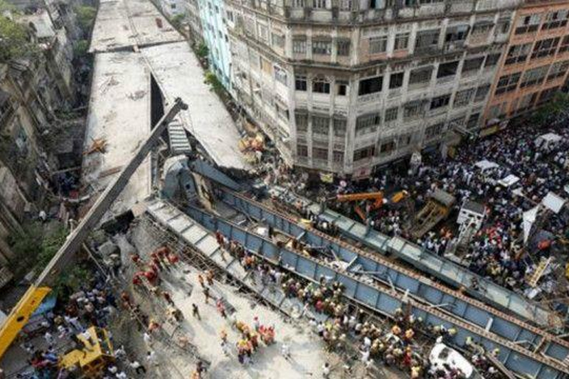 انهيار جسر معلق في الهند.. ومقتل 60 شخصا إثر سقوطهم