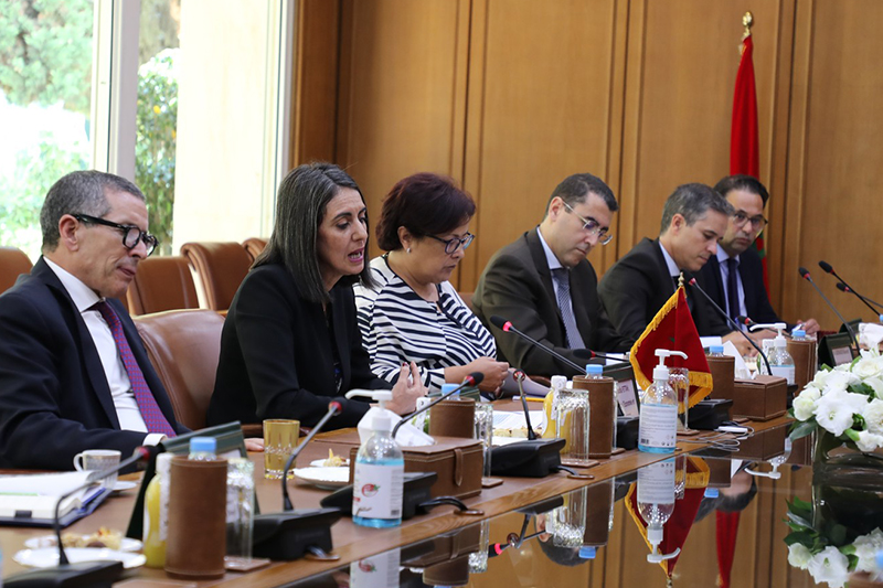  السيدة نادية فتاح توقع عقد برنامج جديد مع مدير الصندوق المغربي للتقاعد