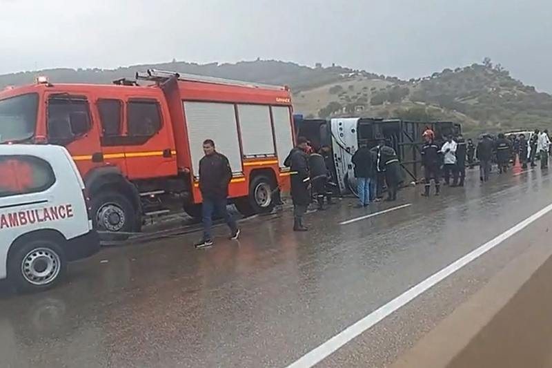  مصرع 11 شخصاً وإصابة آخرين في حادث انقلاب حافلة لنقل المسافرين بتازة