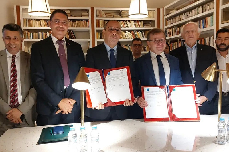  الصويرة : توقيع اتفاقية شراكة بين جامعة القاضي عياض وجامعة لاروشيل في فرنسا