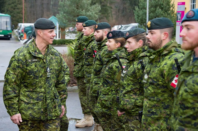 كندا تعلن فتح أبواب المؤسسة العسكرية للمقيمين الدائمين الغير حاصلين على الجنسية الكندية