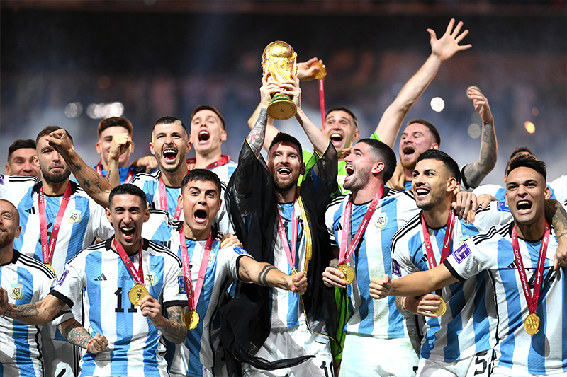  ميسي يرفع كأس العام قطر 2022 بالعباءة السوداء القطرية