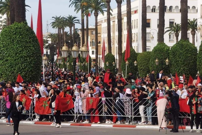  احتشاد آلاف المواطنين استعداداً لاستقبال أسود الأطلس بالرباط