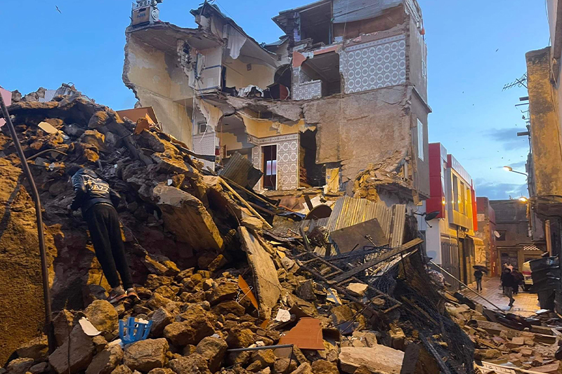  الدار البيضاء : مصرع ثلاثة أشخاص إثر انهيار جزئي للواجهة الجانبية لمنزل بحي السمارة