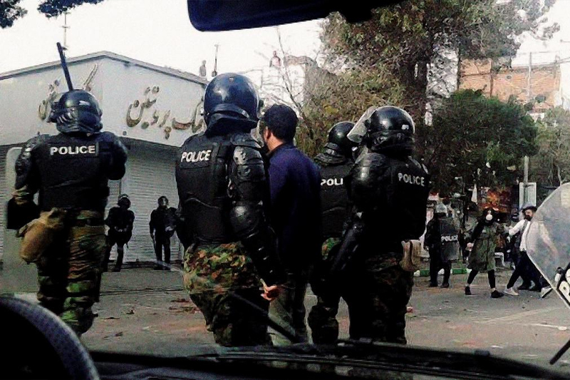  قضية مهسا أميني :مقتل عنصر من قوات الأمن على هامش احتجاجات وسط إيران