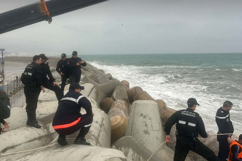 تواصل عملية حماية ساحل المضيق بعد جنوح سفينة بساحل مارينا سمير